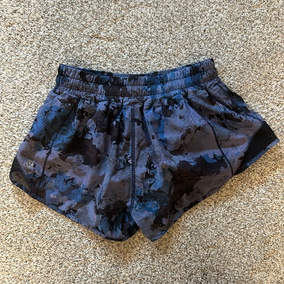 Lululemon Hotty Hot 2.5 shorts size 4 - Picture 2 of 2